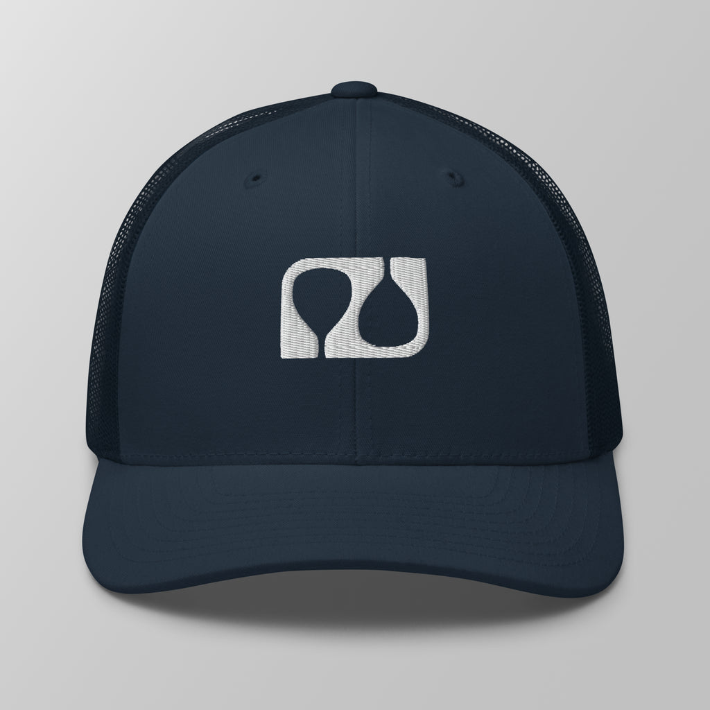 Front view of a navy blue premium padel trucker cap with a white embroidered 'Après Padel Society' logo.