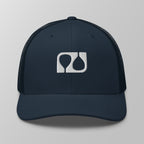 Front view of a navy blue premium padel trucker cap with a white embroidered 'Après Padel Society' logo.