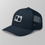 Angled view of a navy blue premium padel trucker cap featuring a white embroidered 'Après Padel Society' logo.