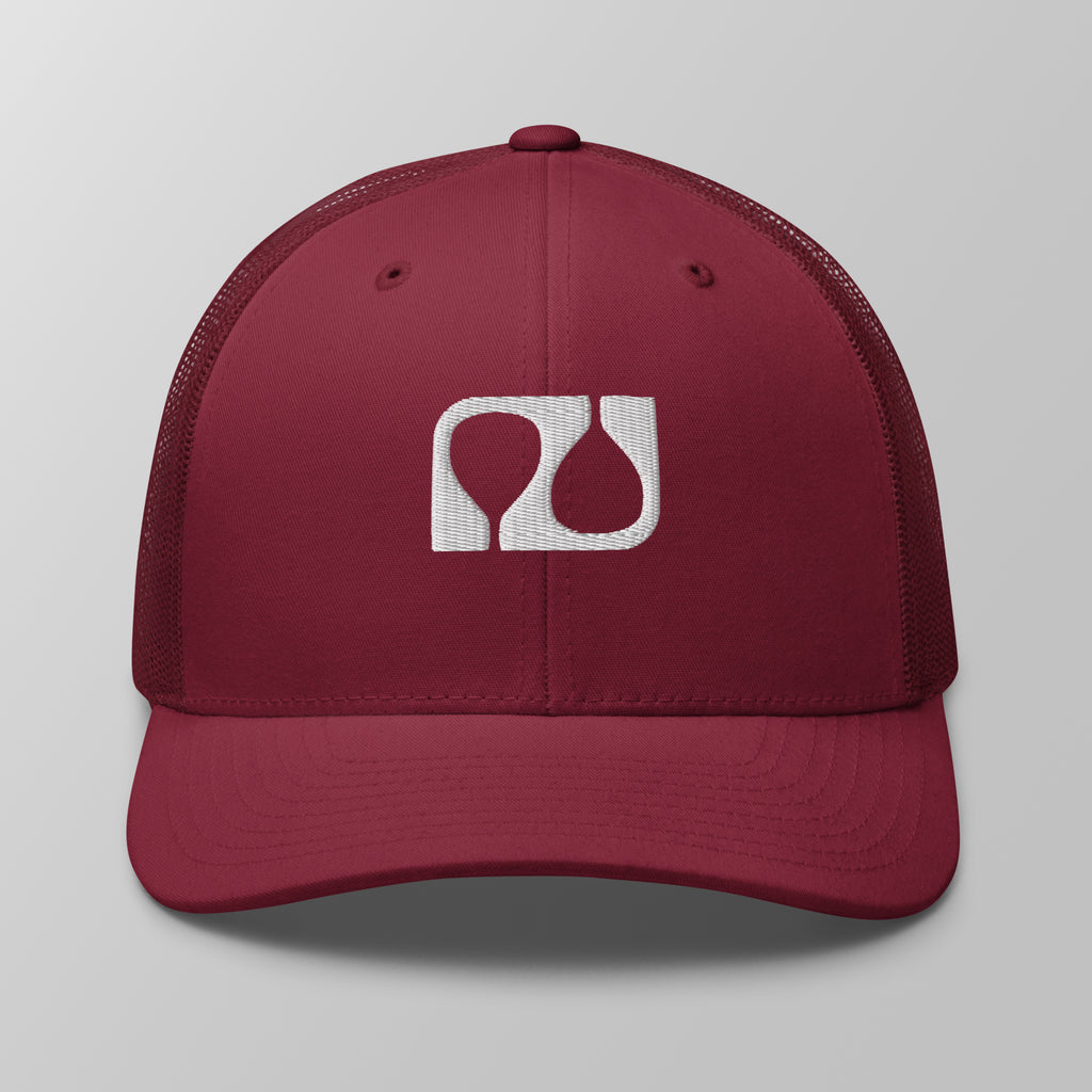 Front view of a maroon premium padel trucker cap with a white embroidered 'Après Padel Society' logo.