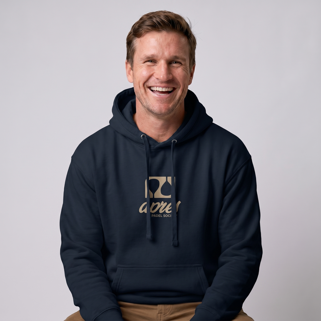 Man modelling a navy blue premium padel hoodie with tan 'Après Padel Society' logo.